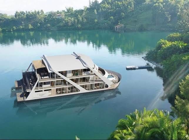 Boat cruise on the lake